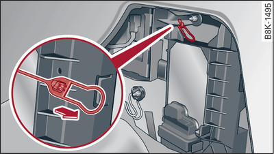 Luggage compartment: Releasing tank flap manually